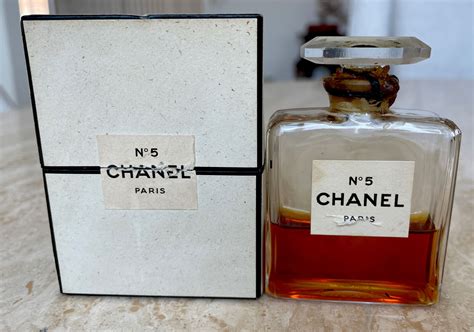 chanel no 5 pure parfum woman|what does chanel no 5 smell like.